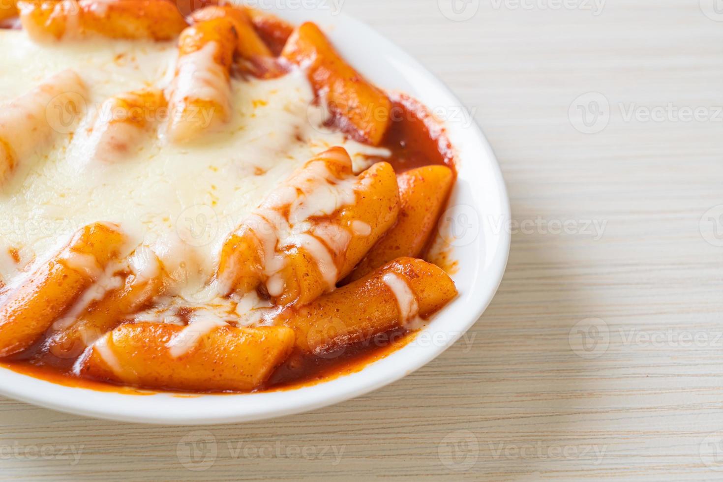 Bolo de arroz coreano em molho coreano picante com queijo, tokpokki de queijo, tteokbokki com queijo foto