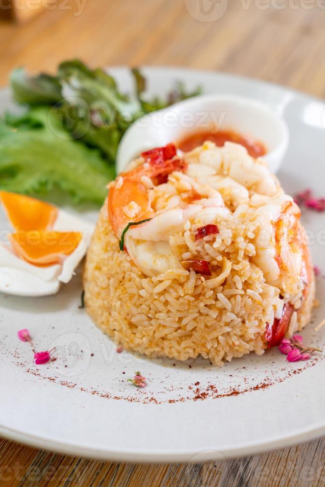 arroz de camarão frito com ovo salgado no prato foto