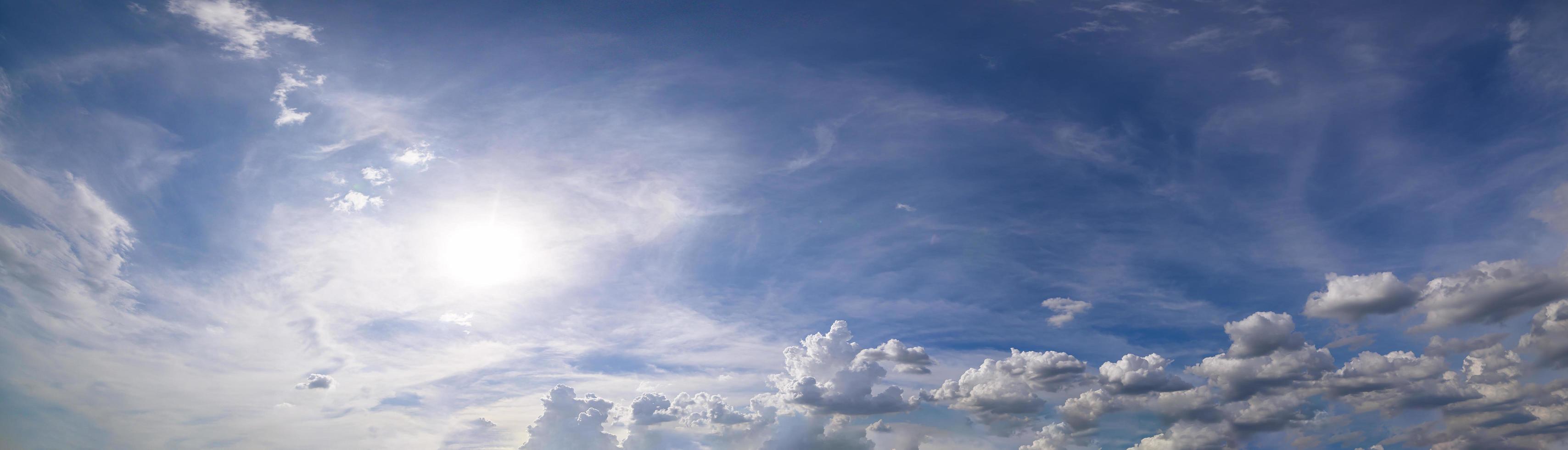 panorama, céu e nuvens durante o dia foto