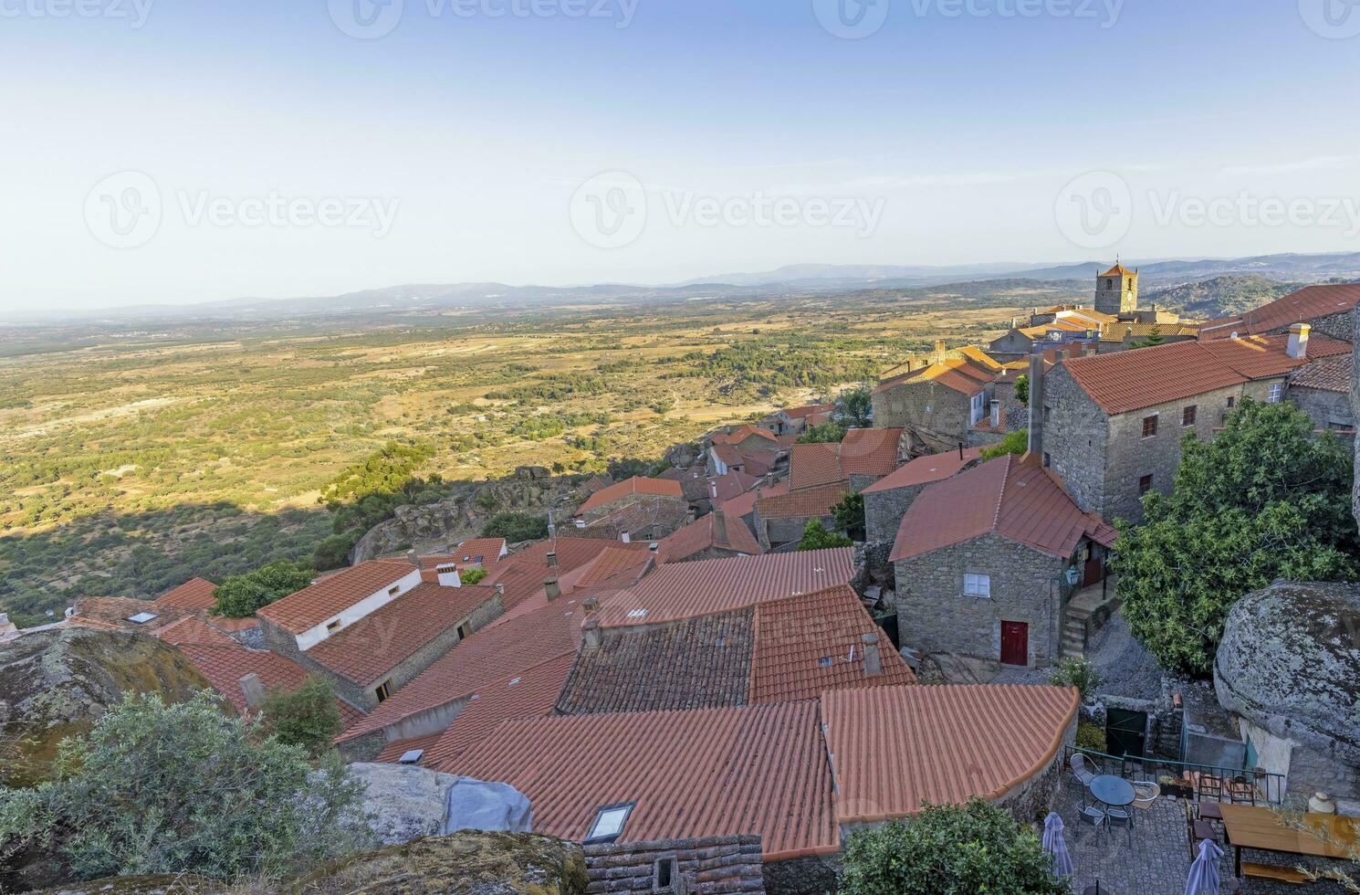 Visão sobre deserta histórico Cidade do montanha dentro Portugal durante nascer do sol foto