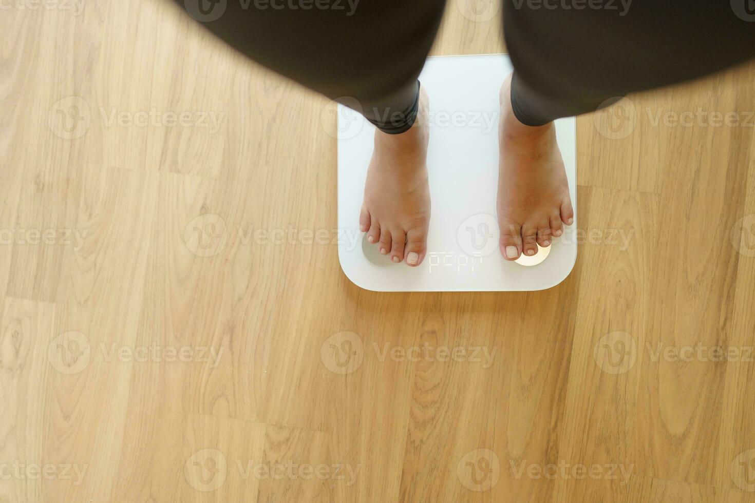 perder peso. gordo dieta e escala pés em pé em eletrônico balanças para peso ao controle. medição instrumento dentro quilograma para dieta. foto