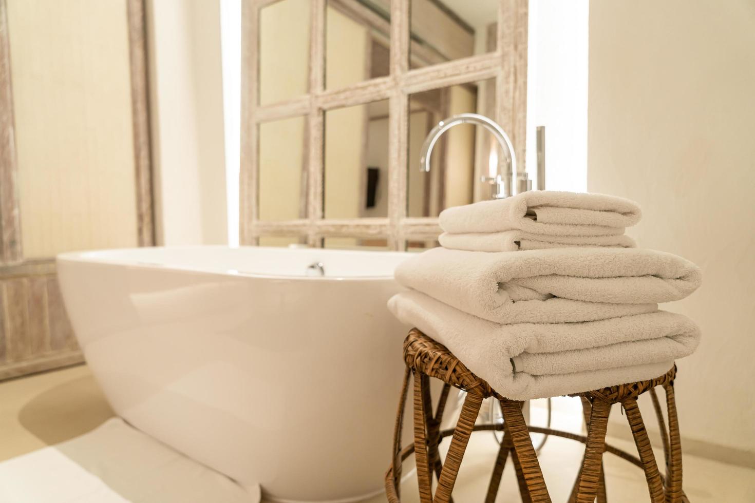 toalha com banheira em banheiro luxuoso foto