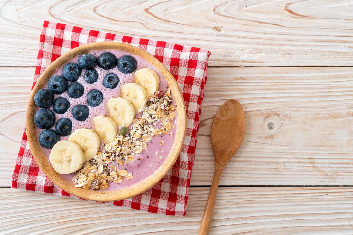 tigela de iogurte ou smoothie com mirtilo, banana e granola - estilo de comida saudável foto