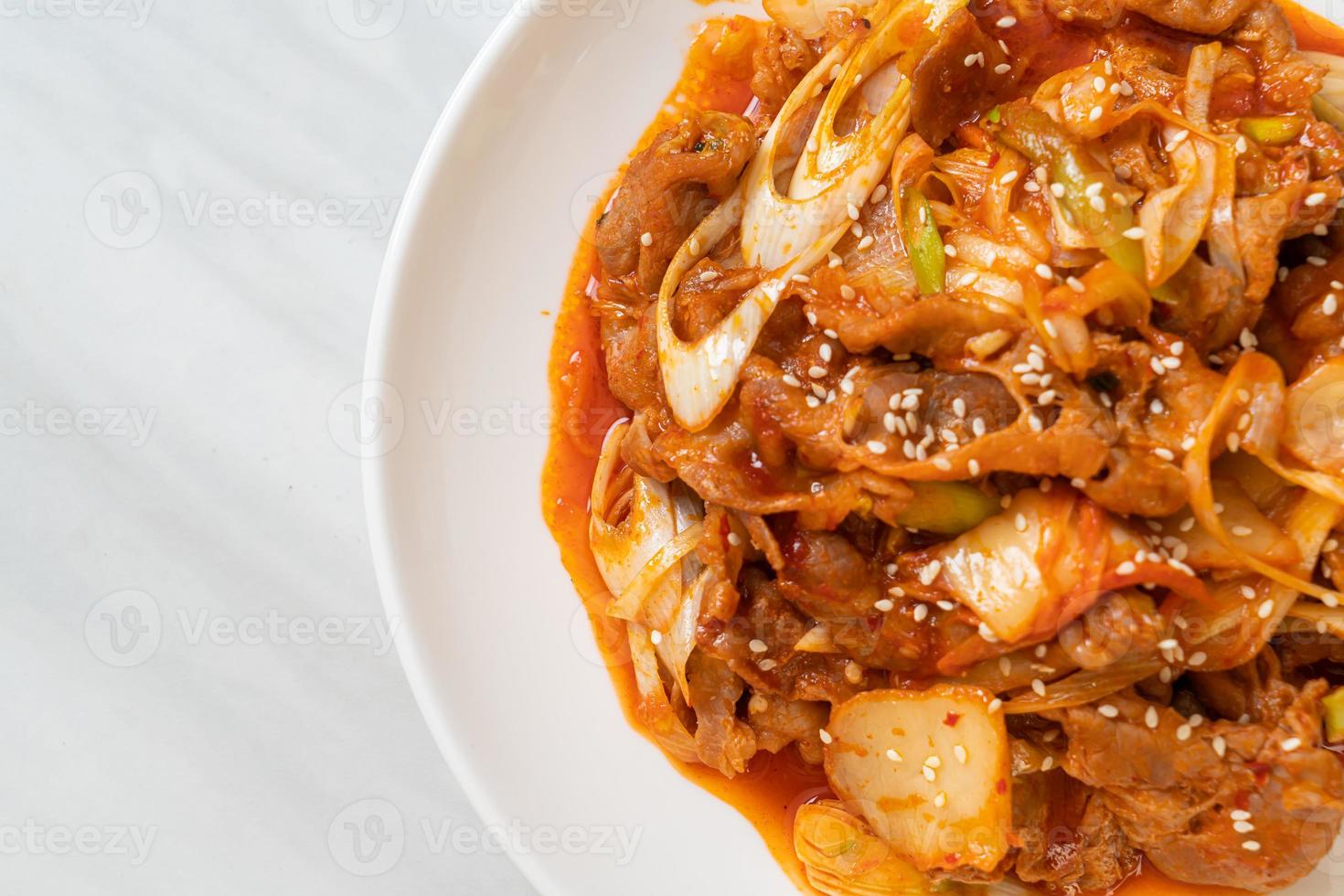 Carne de porco frita com pasta picante coreana e kimchi - comida ao estilo coreano foto