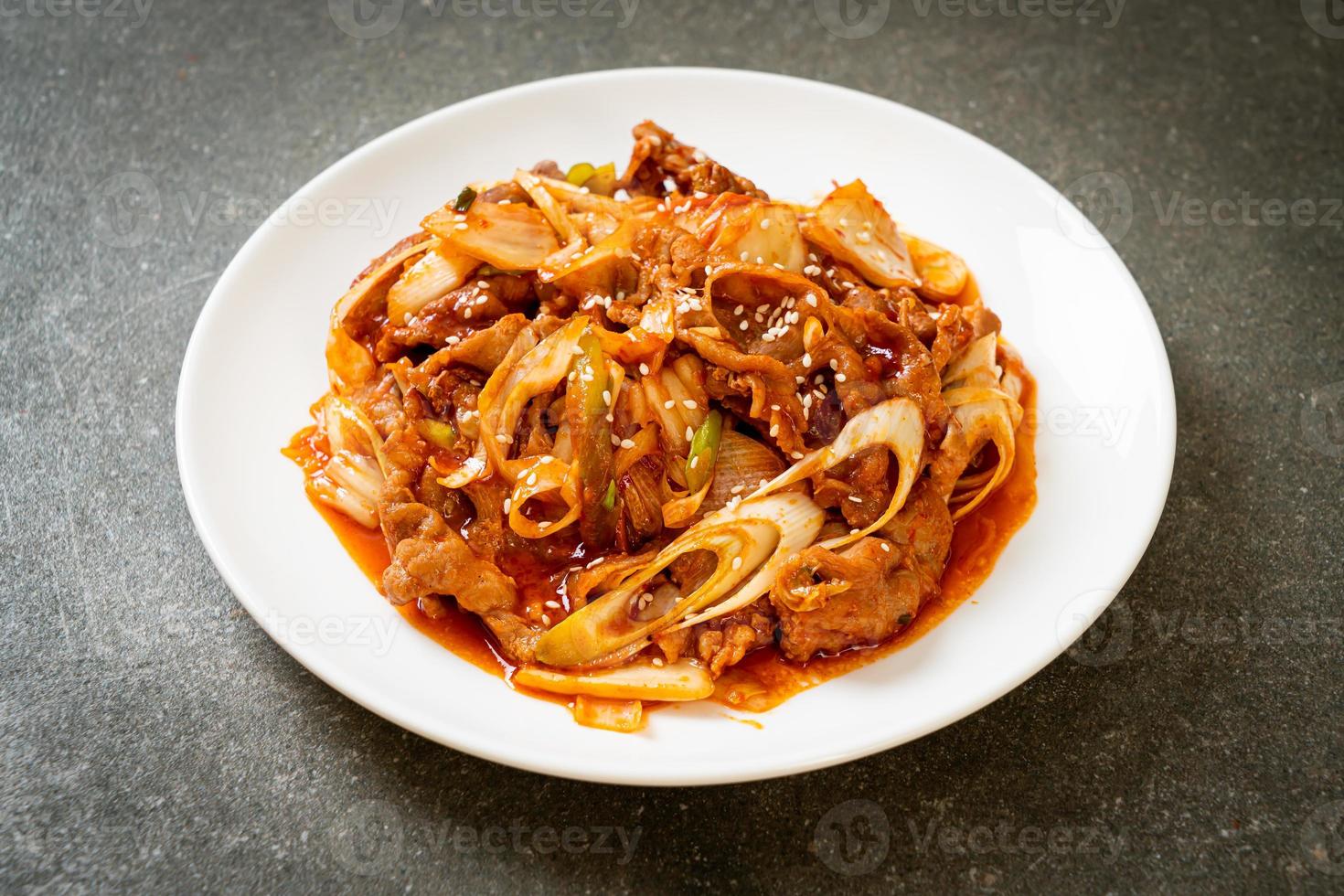 Carne de porco frita com pasta picante coreana e kimchi - comida ao estilo coreano foto