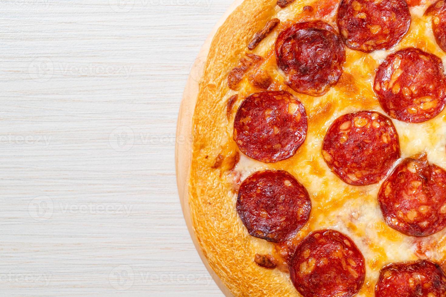 pizza de calabresa na bandeja de madeira - comida italiana foto