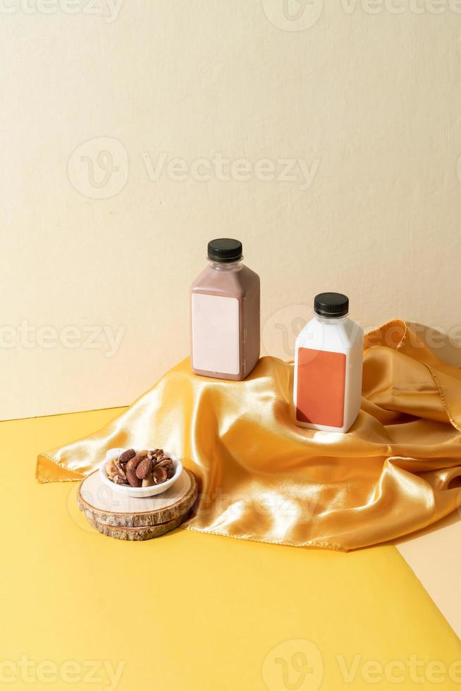 leite de amêndoa e garrafa de leite com chocolate de amêndoa foto