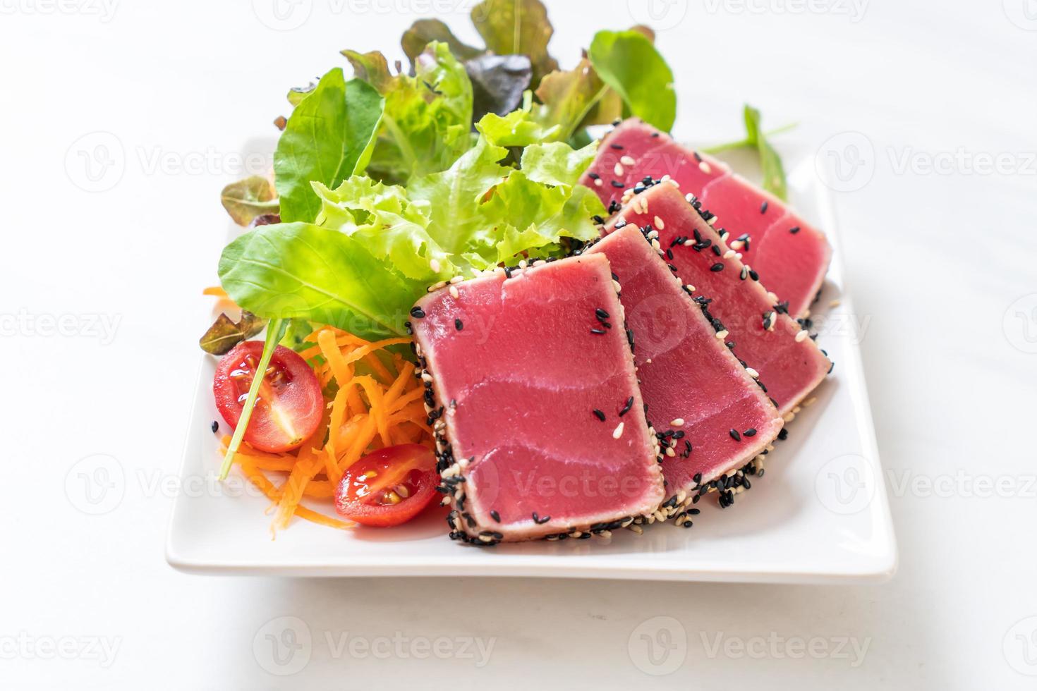 atum fresco cru com salada de vegetais - comida saudável foto