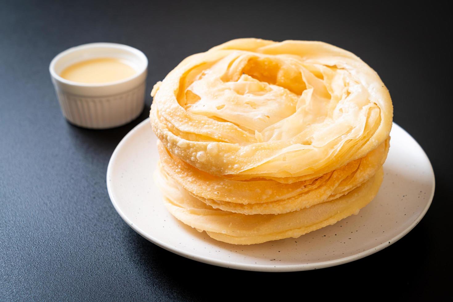 massa de roti crocante frita com leite condensado foto