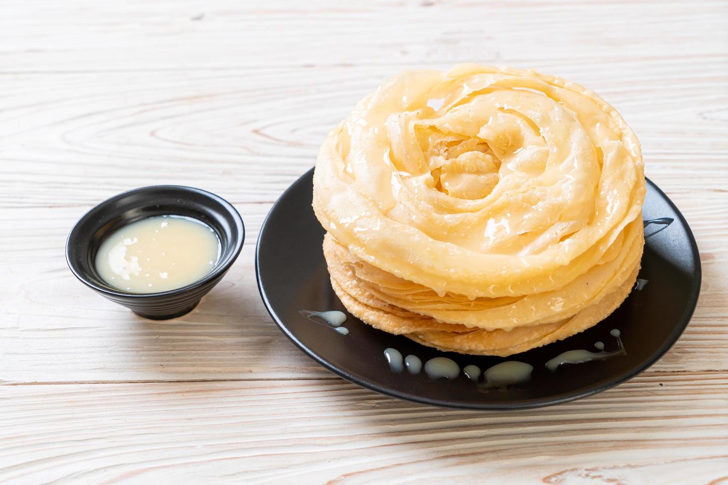 massa de roti crocante frita com leite condensado foto