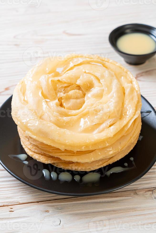 massa de roti crocante frita com leite condensado foto