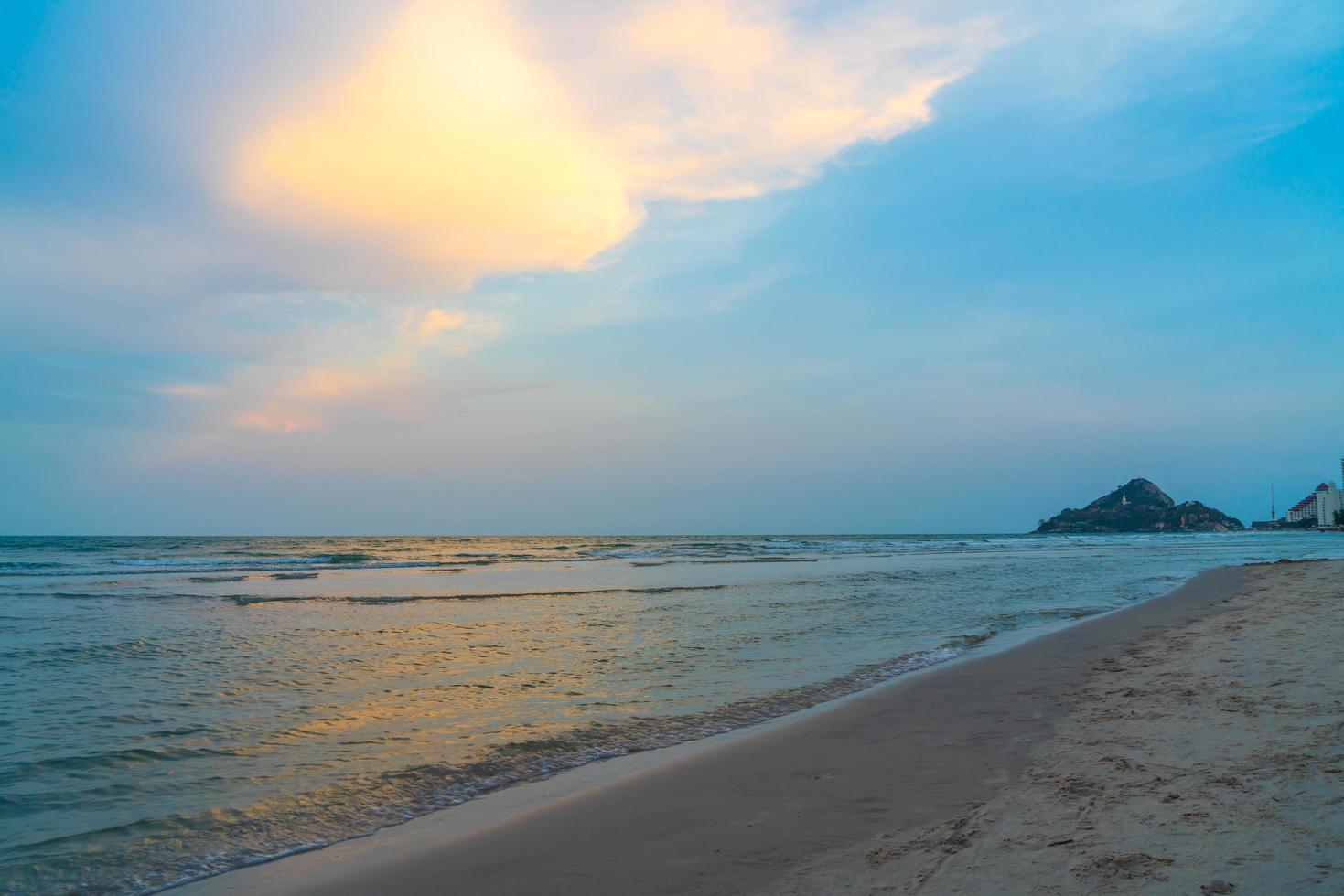 lindo céu crepuscular com praia do mar - feriados e conceito de férias foto
