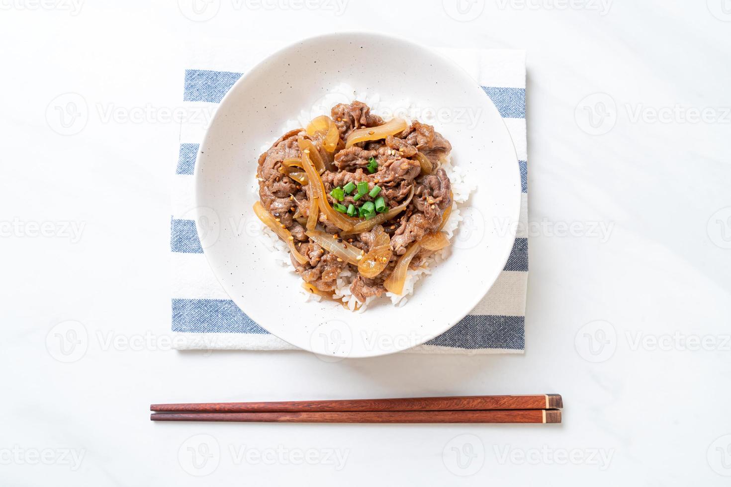 carne fatiada com arroz coberto ou gyudon - comida japonesa foto