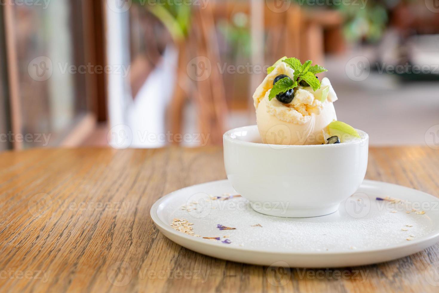 Gelado de baunilha com maçã fresca e crumble de maçã em café e restaurante foto