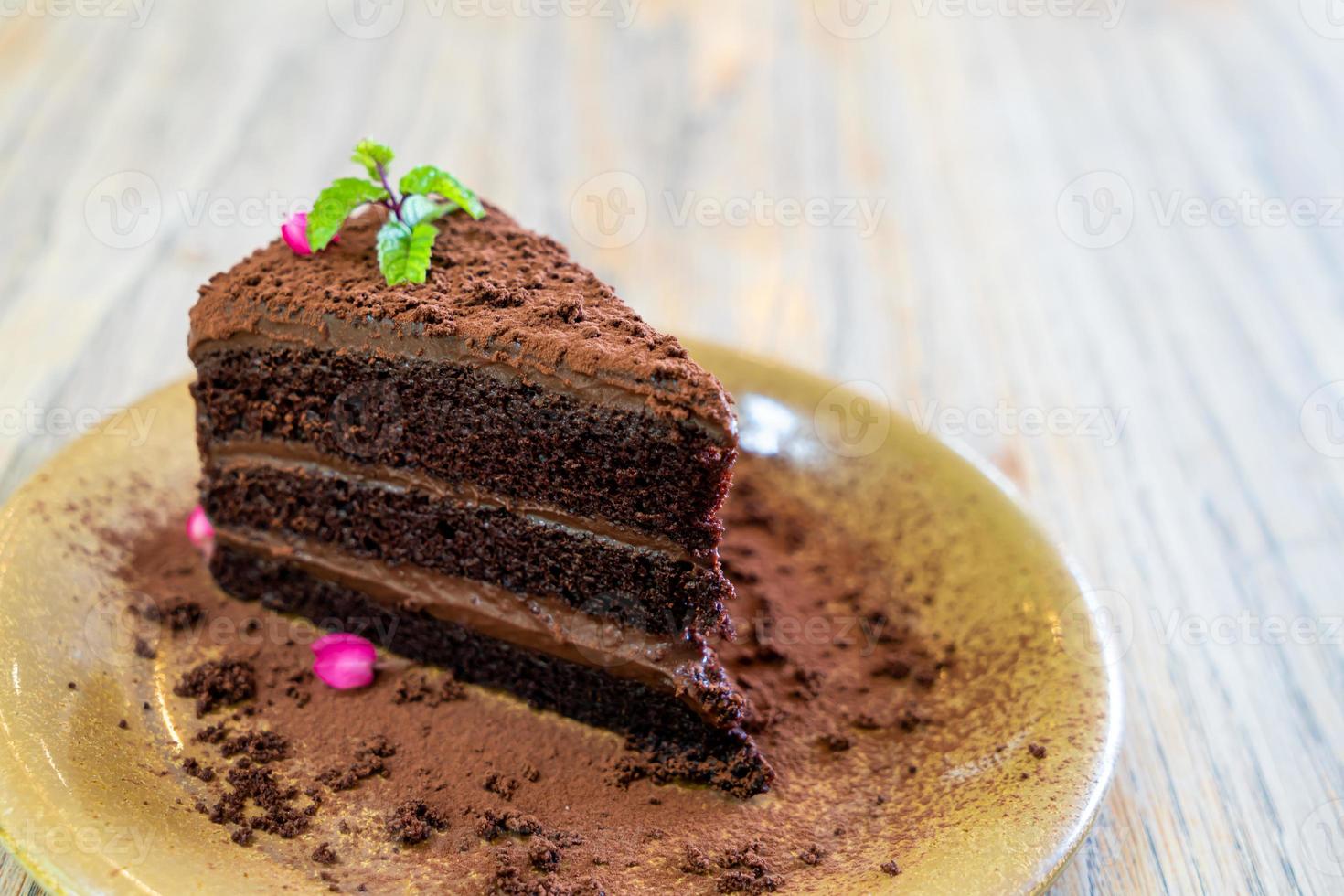 Bolo de chocolate com hortelã no prato em café e restaurante foto
