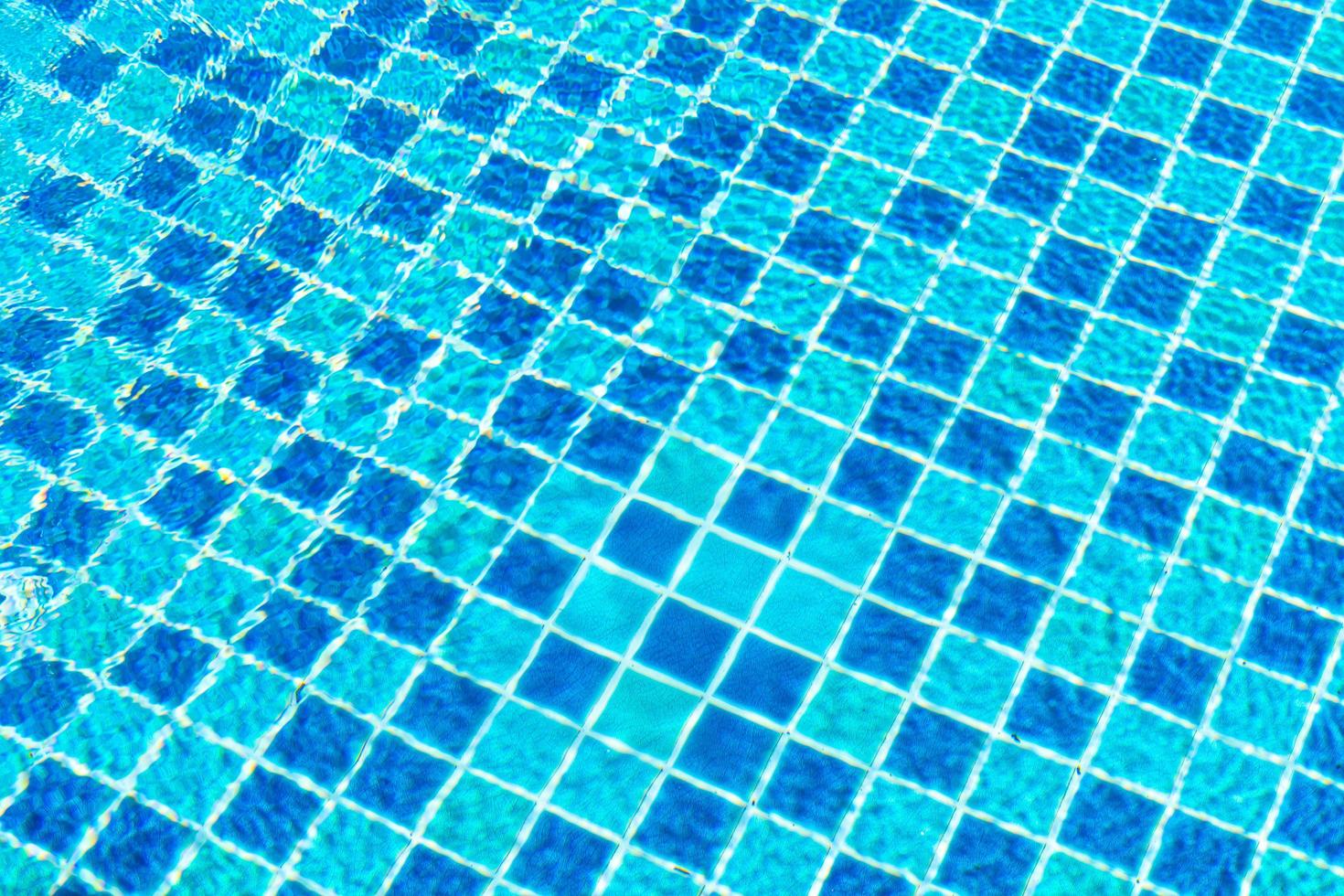 ladrilhos de piscina com superfície de água para o fundo foto