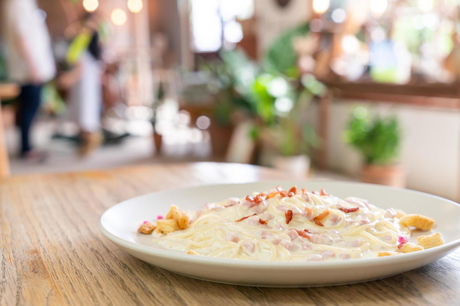 espaguete à carbonara com molho de creme com bacon foto