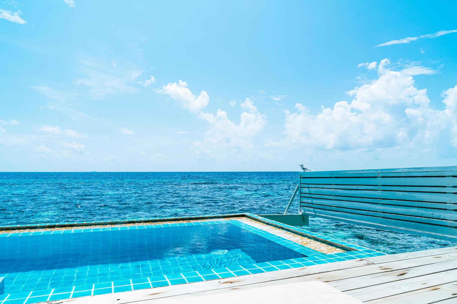 piscina com oceano e fundo do mar nas maldivas foto