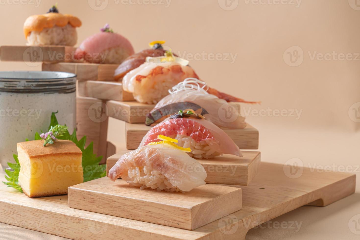 Conjunto de sushi premium omakase - comida japonesa foto