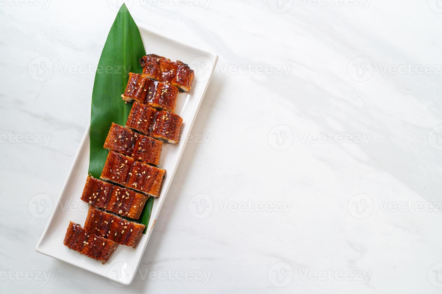 enguia grelhada fatiada ou unagi grelhado com molho - kabayaki - comida japonesa foto