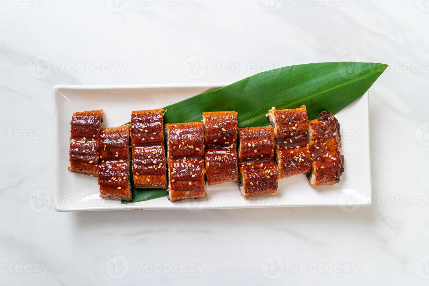 enguia grelhada fatiada ou unagi grelhado com molho - kabayaki - comida japonesa foto