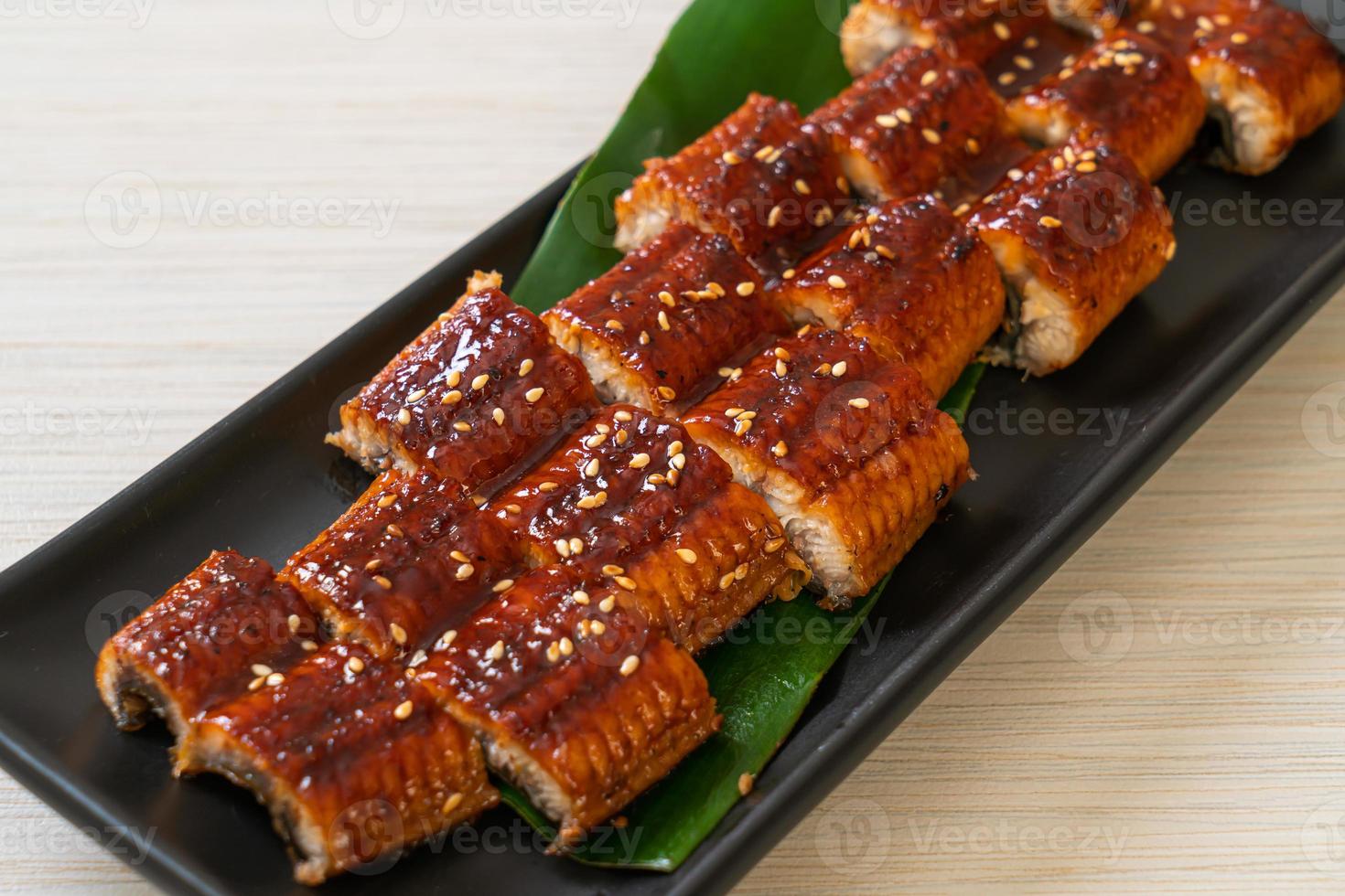 enguia grelhada fatiada ou unagi grelhado com molho - kabayaki - comida japonesa foto