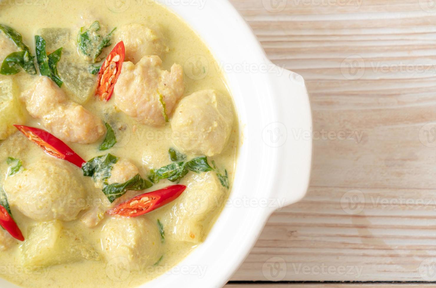 sopa de curry verde com carne de porco picada e bola de carne na tigela - comida asiática foto