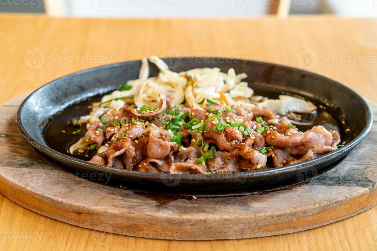 porco teriyaki em frigideira quente com repolho - comida japonesa foto