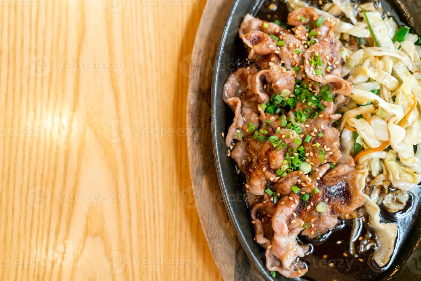porco teriyaki em frigideira quente com repolho - comida japonesa foto