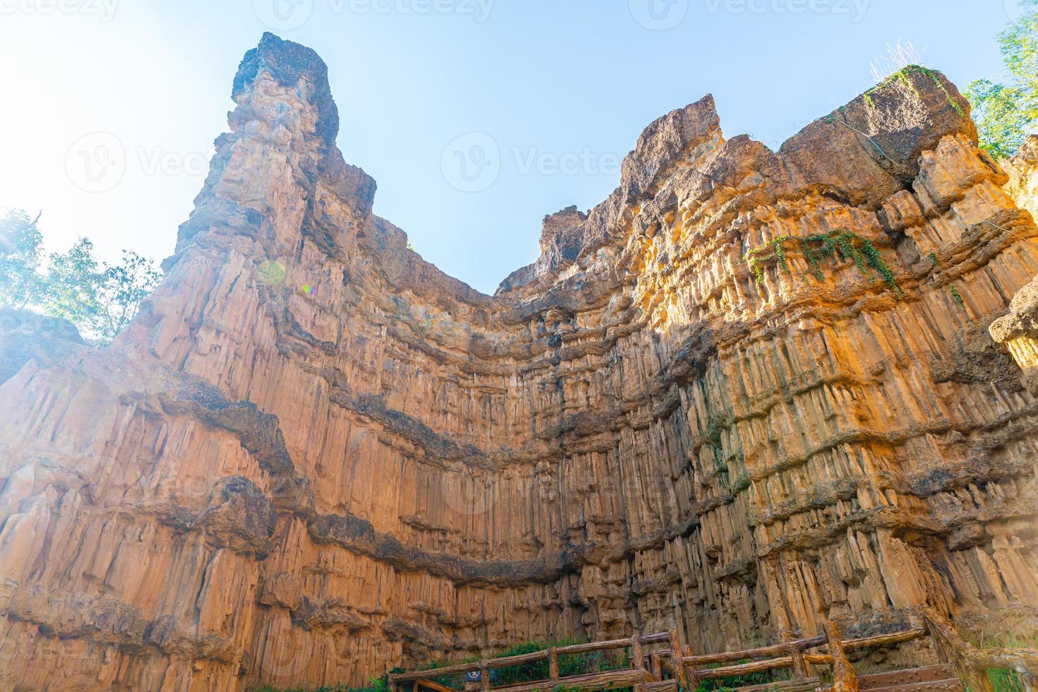 pha chor ou o grand canyon chiangmai no parque nacional de mae wang, chiang mai, tailândia foto