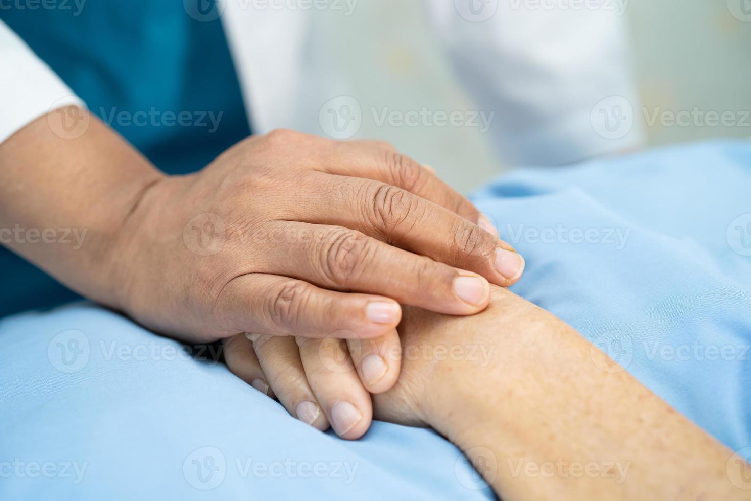 médico tocando a mão asiático sênior ou idosa idosa paciente com amor, cuidado, ajuda, incentivo e empatia na enfermaria do hospital, conceito médico forte saudável foto