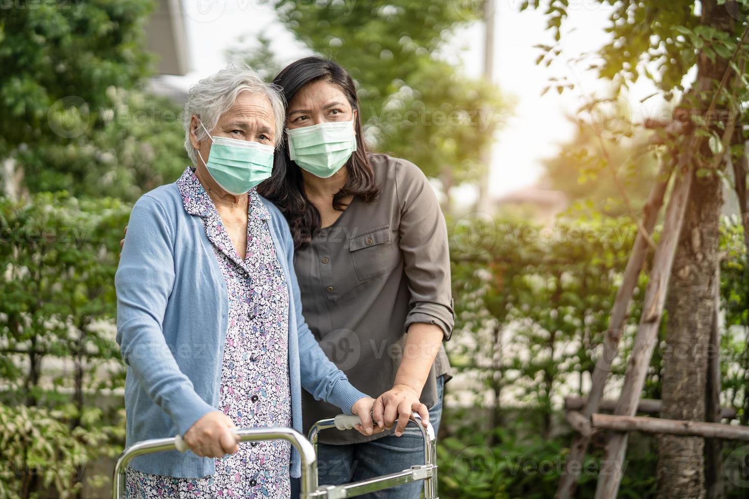 mulher idosa idosa ou sênior asiática usando uma máscara facial novo normal no parque para proteger o coronavírus covid-19 de infecção de segurança. foto