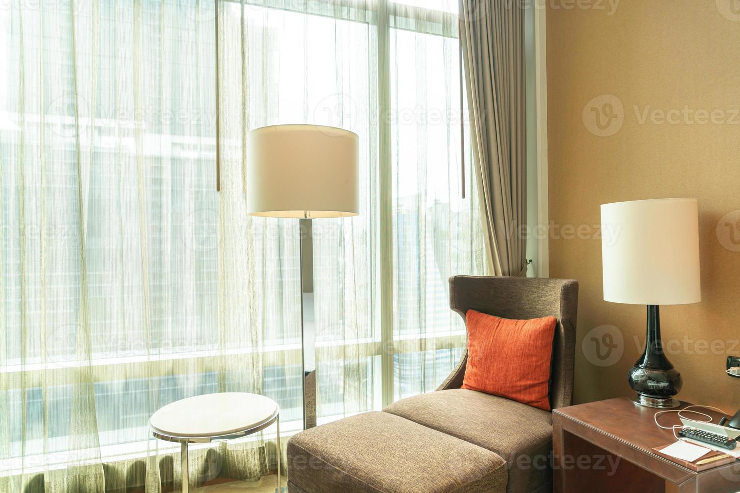 linda decoração de travesseiro no sofá-cama perto da janela com luz do sol foto