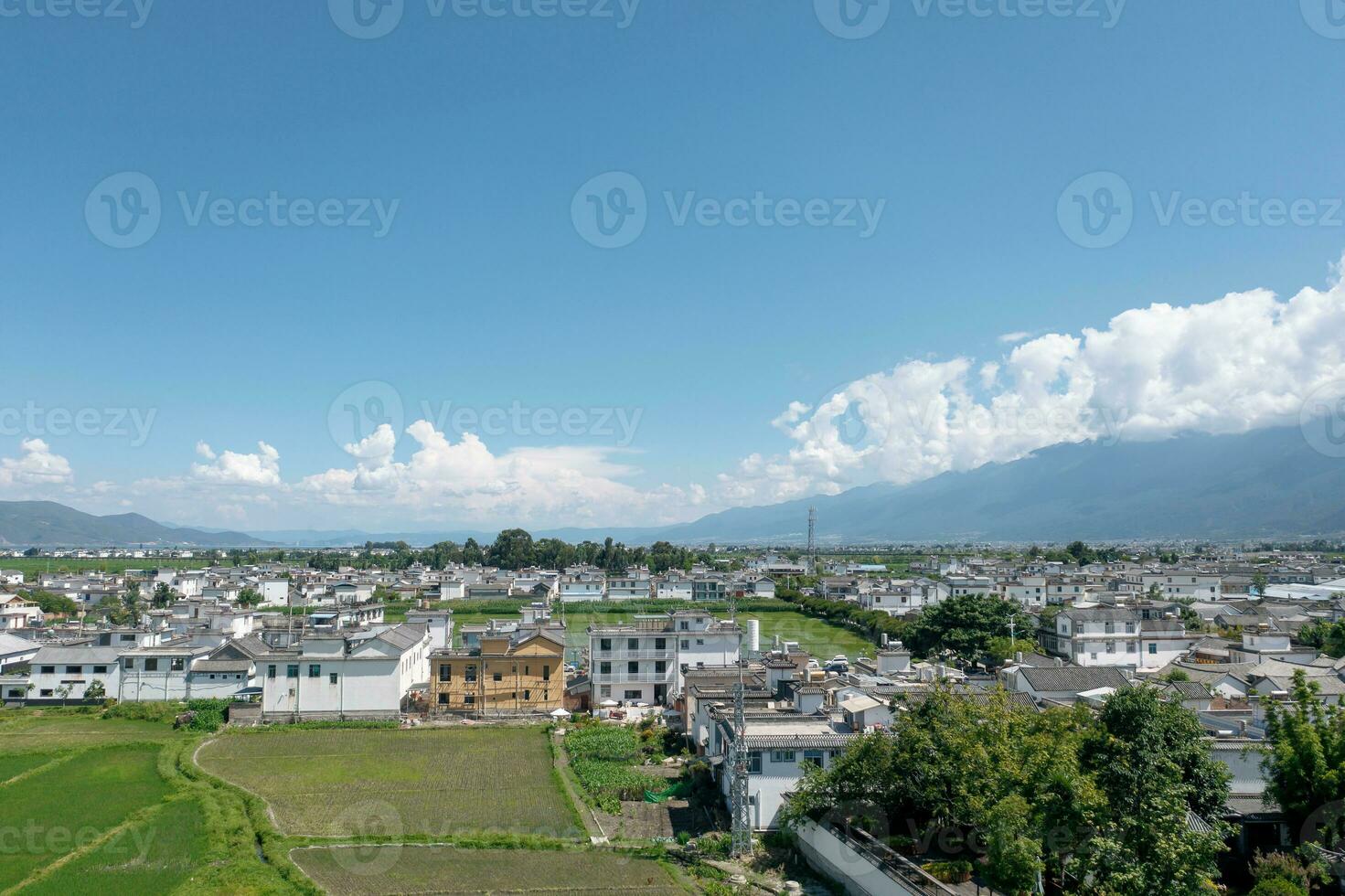 Campos e aldeias dentro Yunnan, China. foto