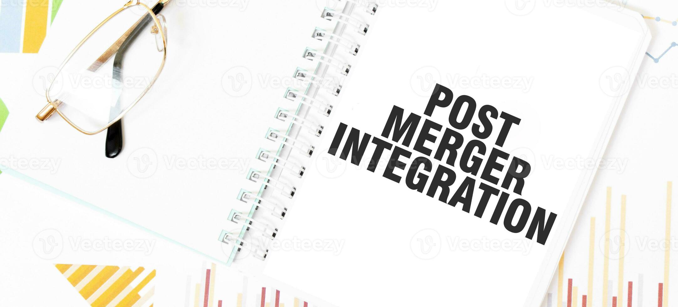 texto postar fusão integração em branco bloco de anotações, copos, gráficos e diagramas. foto