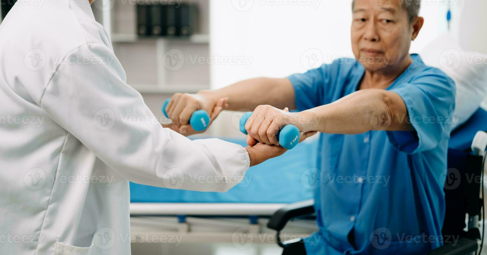 ásia fisioterapeuta ajudando idosos homem paciente alongamento braço durante exercício corrigir com haltere dentro mão durante Treinamento mão dentro cama dentro clínica foto
