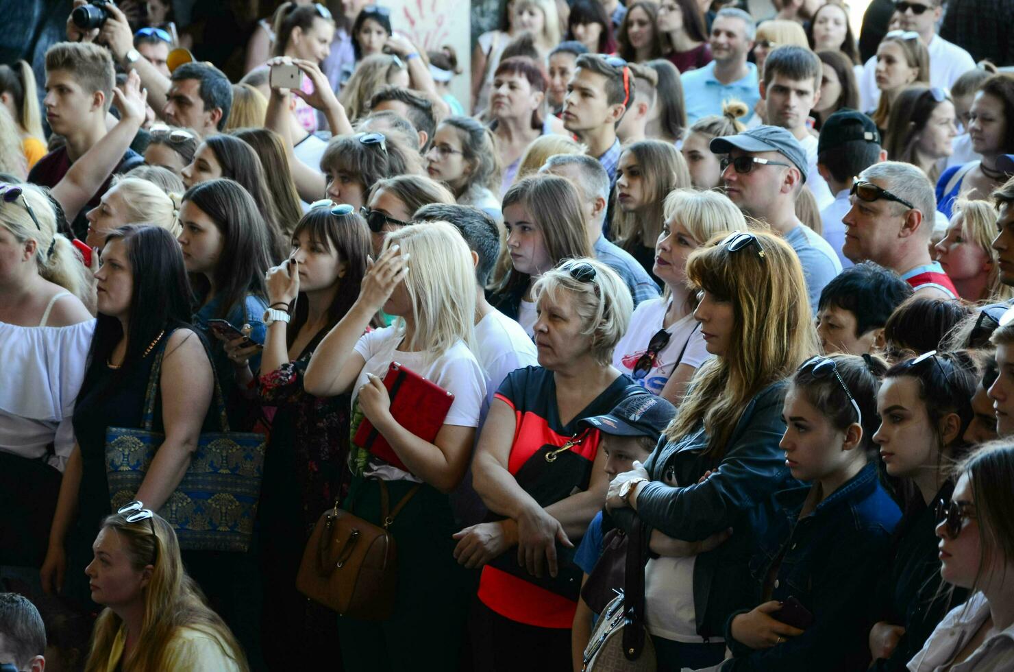 Kharkiv, Ucrânia - 27 de maio de 2018 multidão de pessoas como espectadores durante o festival anual de culturas de rua foto