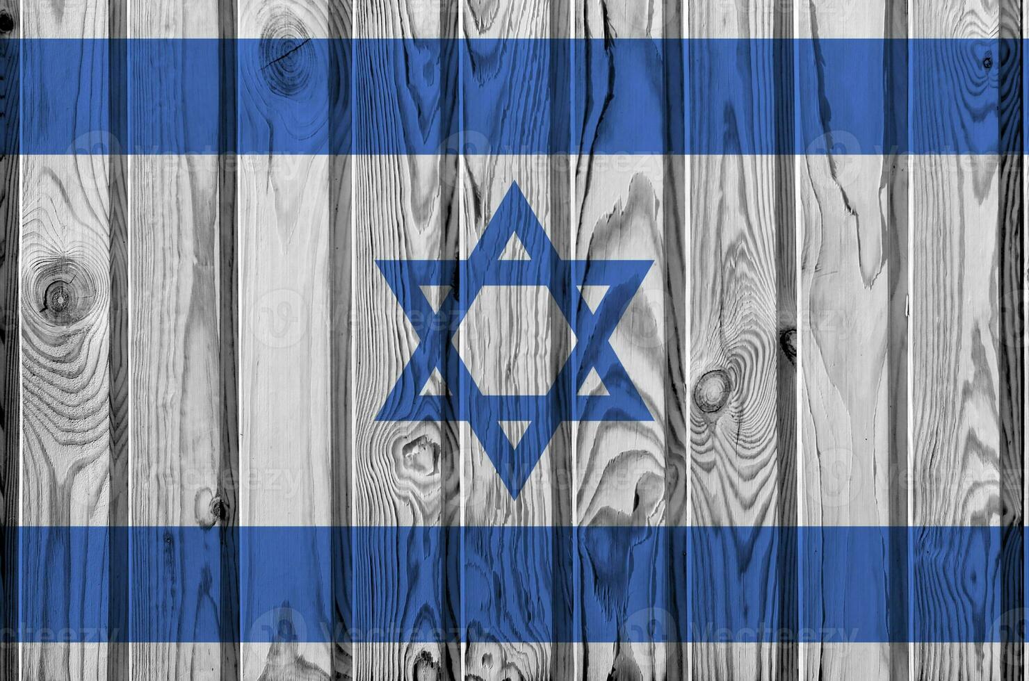 bandeira de israel retratada em cores de tinta brilhante na parede de madeira velha. banner texturizado em fundo áspero foto