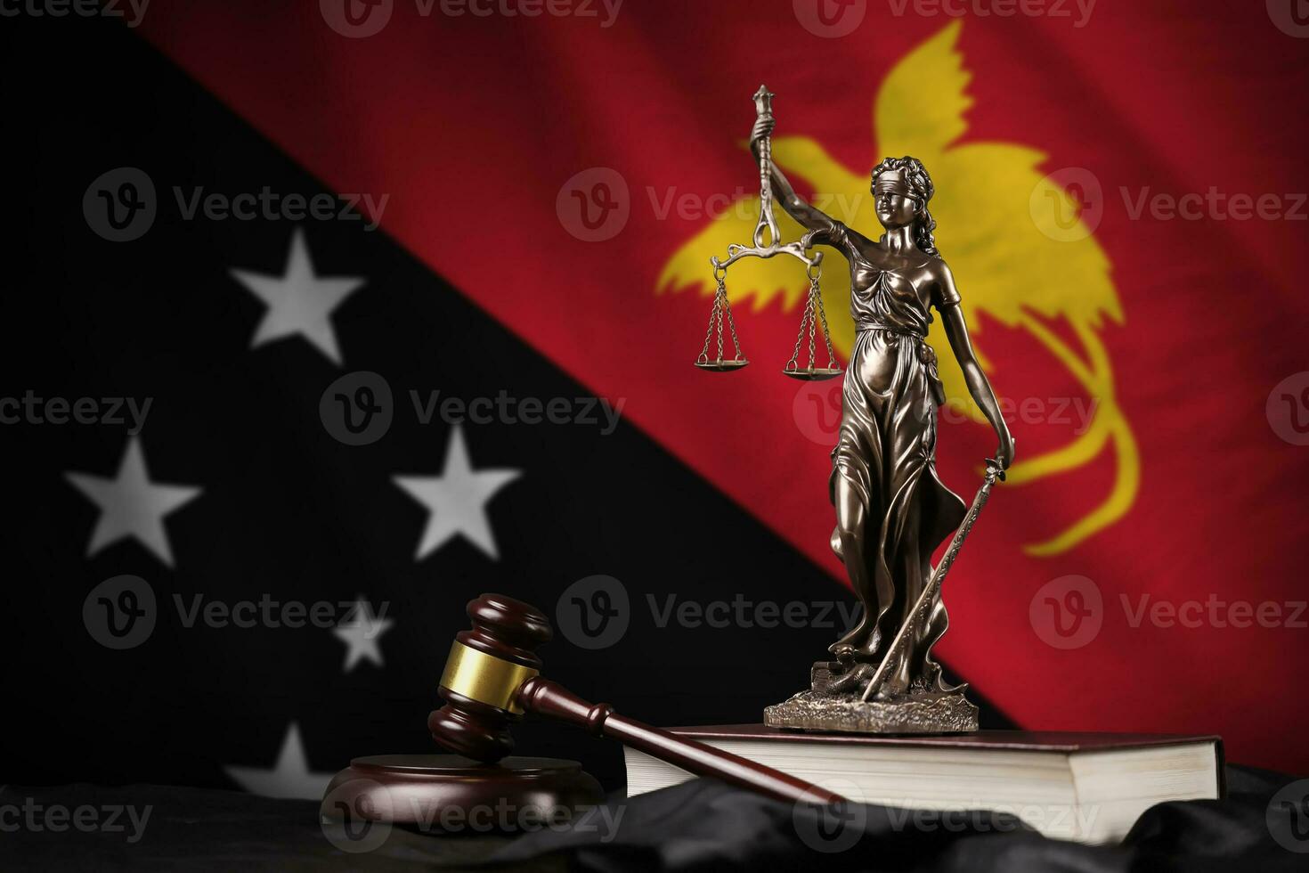 papua Novo Guiné bandeira com estátua do senhora justiça, constituição e juiz martelo em Preto cortinas. conceito do julgamento e culpa foto