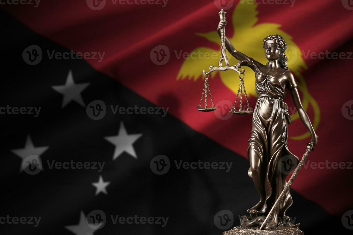 papua Novo Guiné bandeira com estátua do senhora justiça e judicial balanças dentro Sombrio sala. conceito do julgamento e punição foto