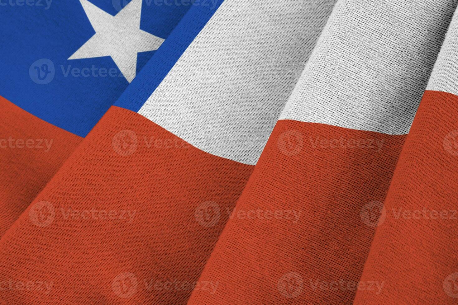 bandeira do chile com grandes dobras acenando de perto sob a luz do estúdio dentro de casa. os símbolos oficiais e cores no banner foto