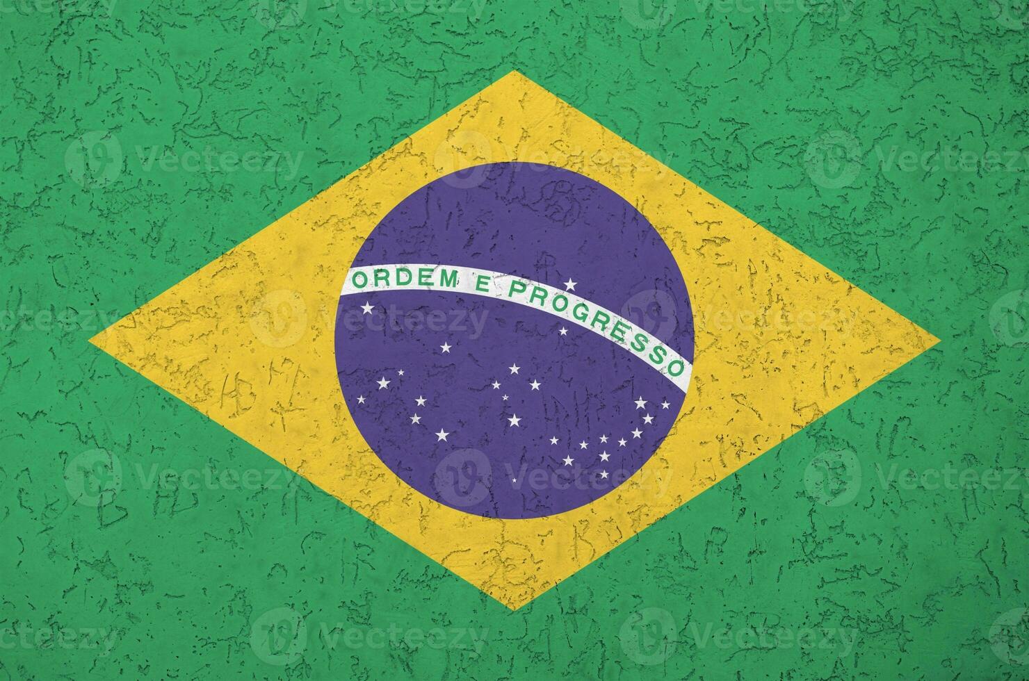 Brasil bandeira retratado dentro brilhante pintura cores em velho alívio reboco muro. texturizado bandeira em rude fundo foto