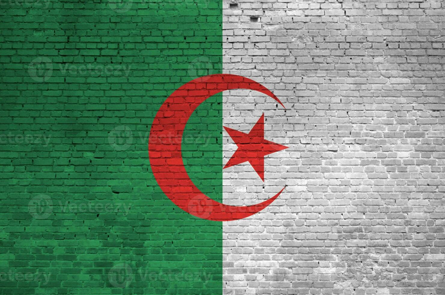 Argélia bandeira retratado dentro pintura cores em velho tijolo muro. texturizado bandeira em grande tijolo parede alvenaria fundo foto