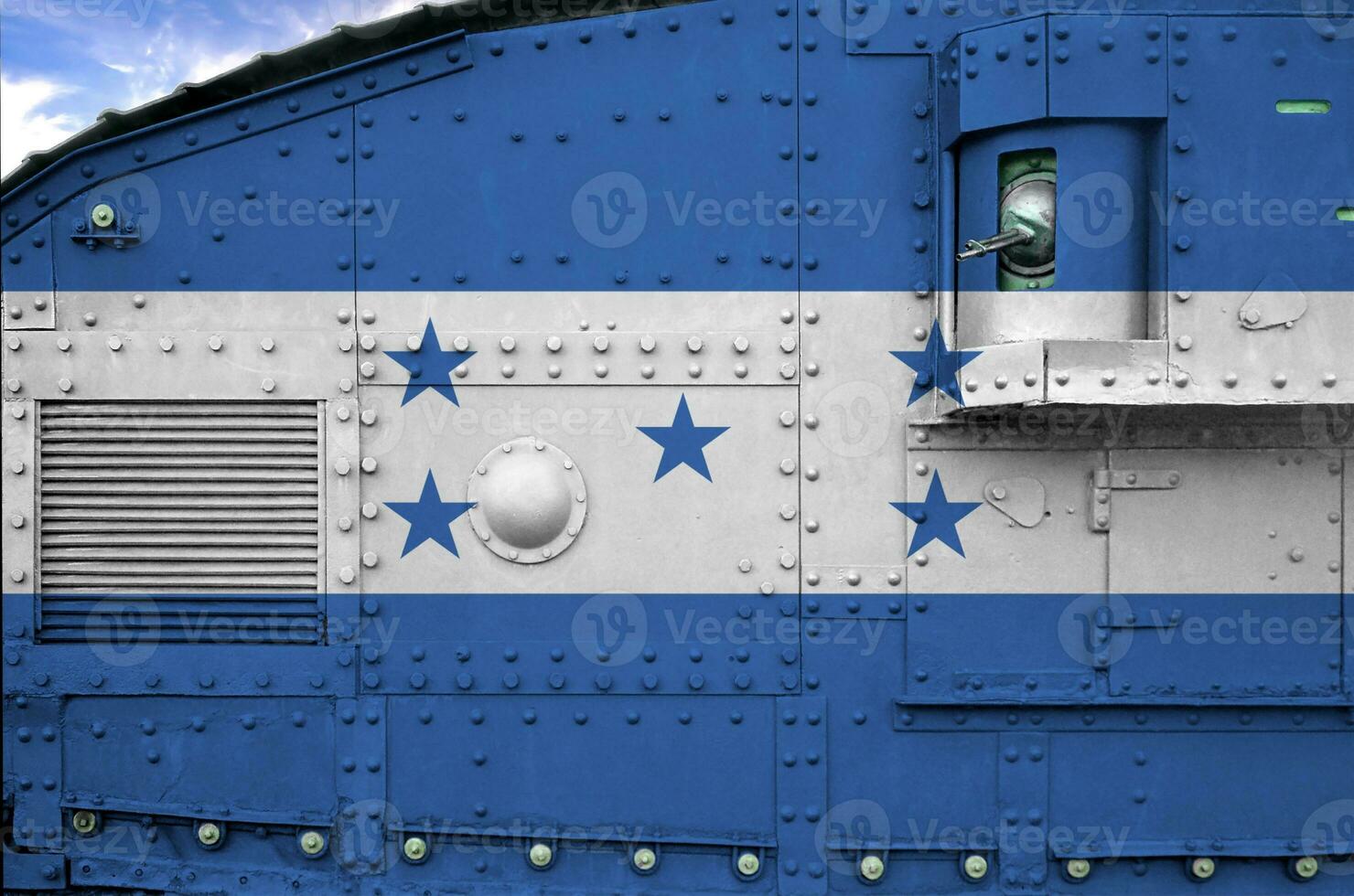 Honduras bandeira retratado em lado parte do militares blindado tanque fechar-se. exército forças conceptual fundo foto