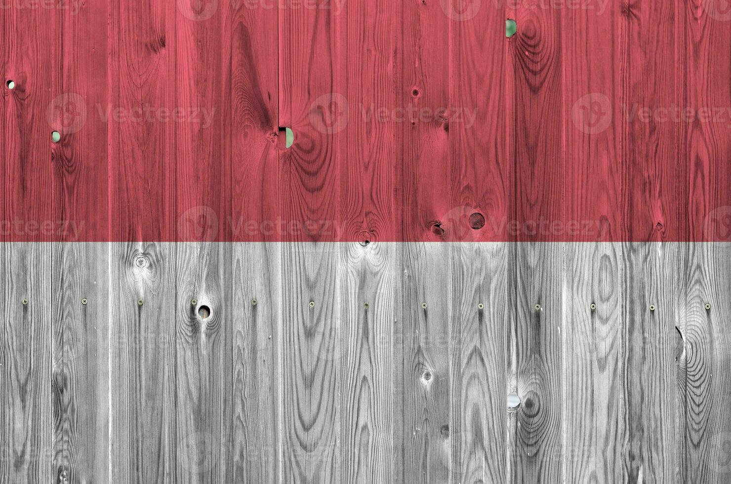 Indonésia bandeira retratado dentro brilhante pintura cores em velho de madeira muro. texturizado bandeira em rude fundo foto