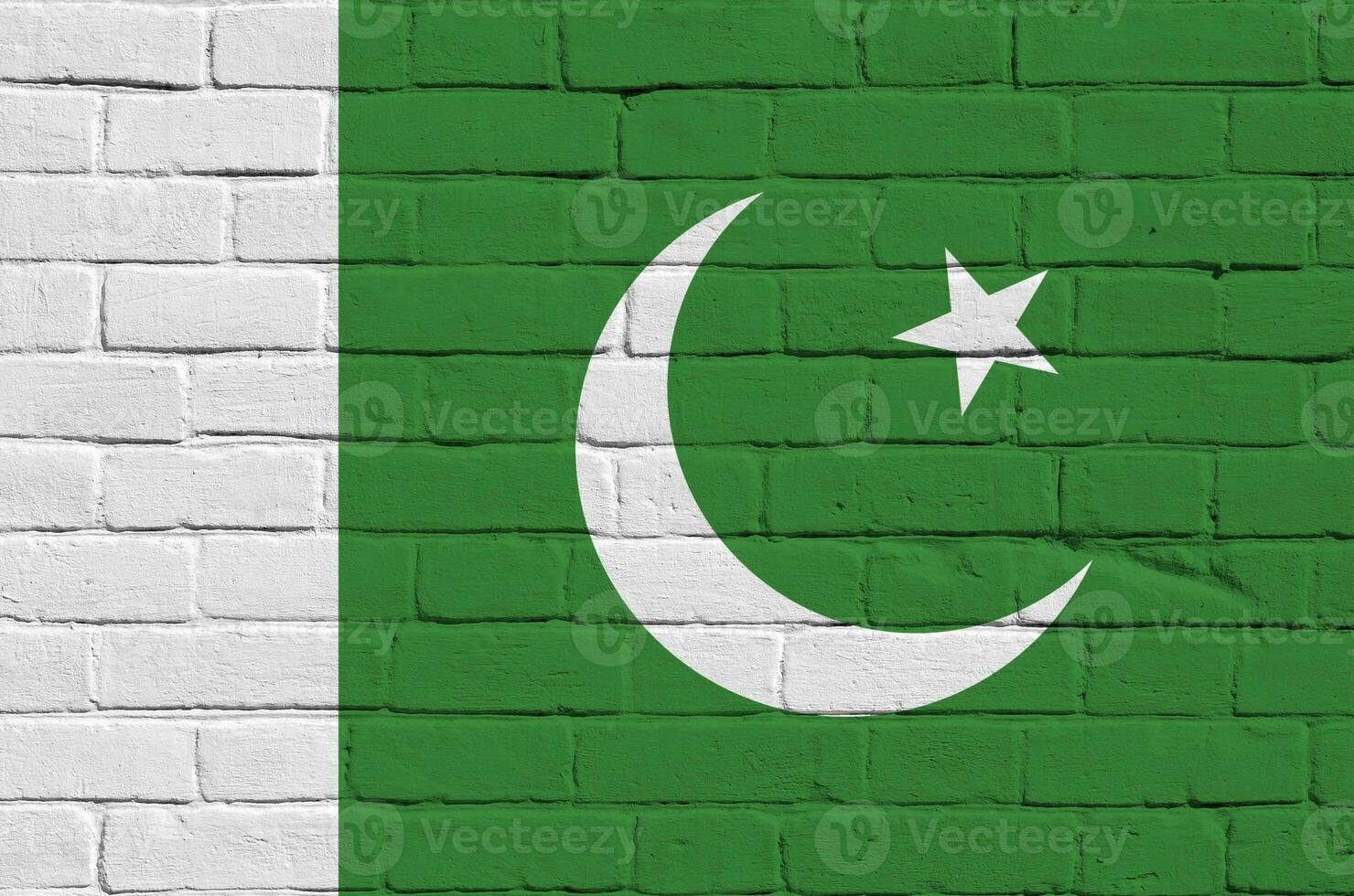 Paquistão bandeira retratado dentro pintura cores em velho tijolo muro. texturizado bandeira em grande tijolo parede alvenaria fundo foto