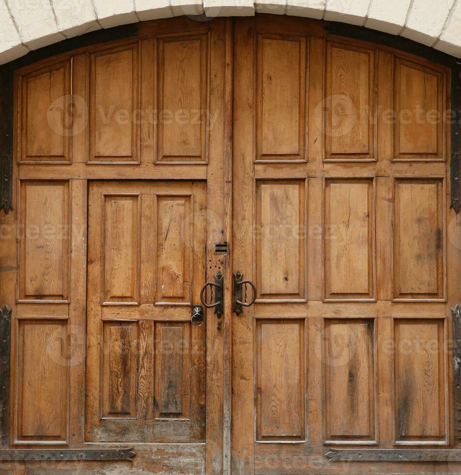 velha textura de porta de madeira antiga em estilo medieval europeu foto