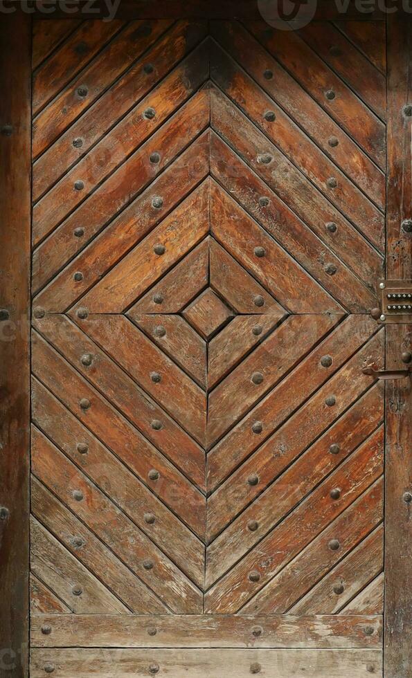 velha textura de porta de madeira antiga em estilo medieval europeu foto