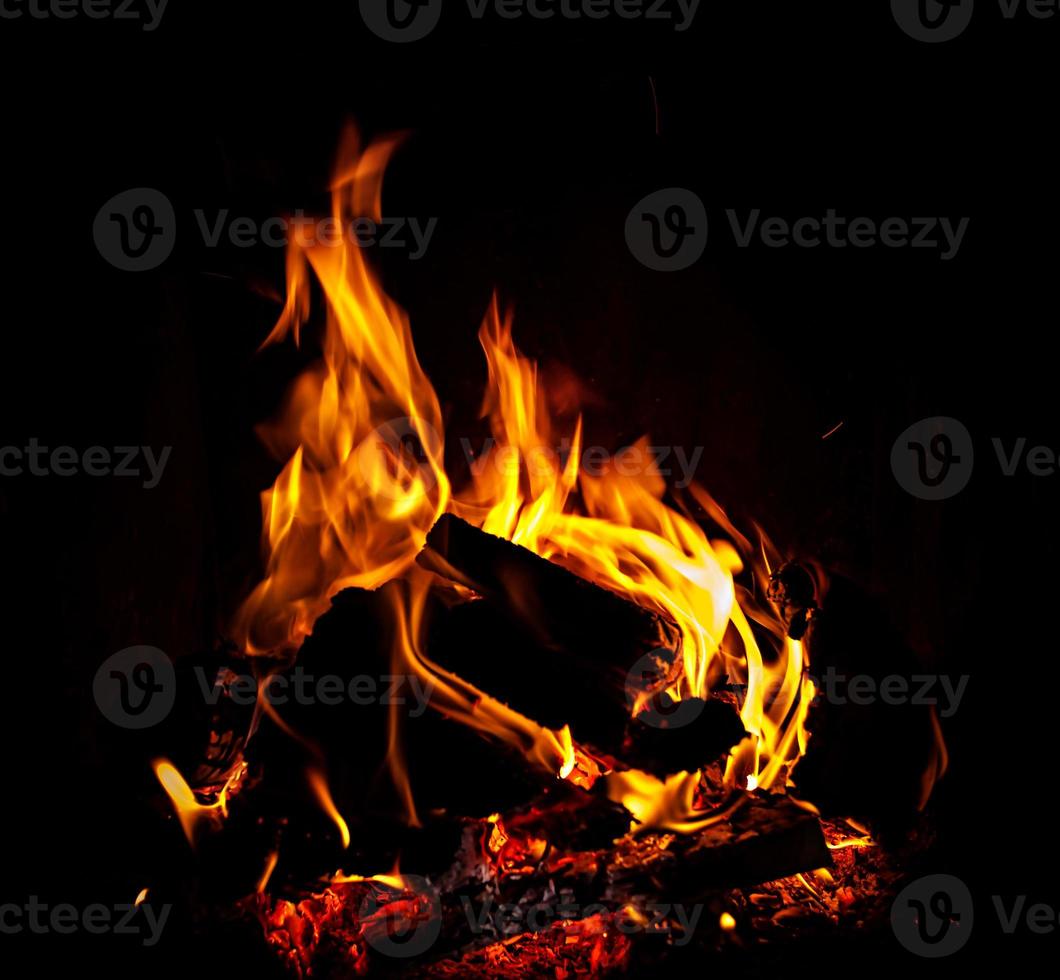 chamas de fogo em preto foto