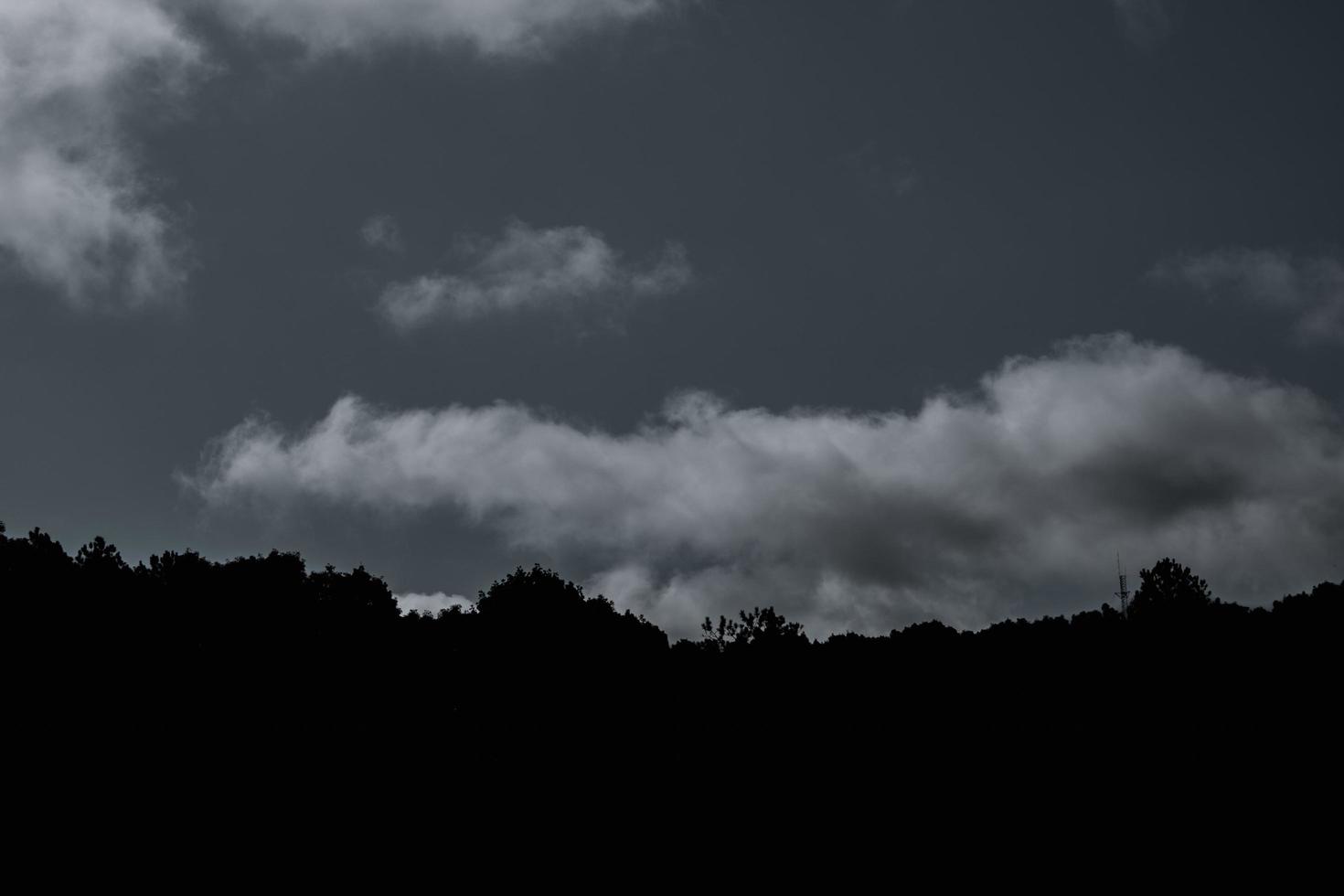 céu escuro com nuvens foto